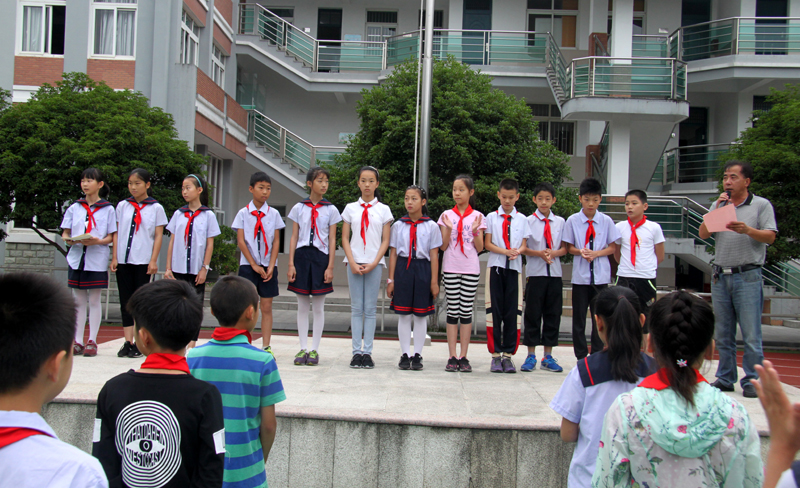 正文2017年5月,青浦区小学生击剑比赛和中小学生田径运动会在毓秀学校