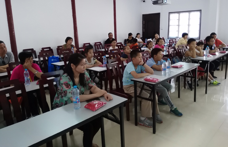 学生工作部 | 正文  本次活动主题是红十字应急救护知识讲座,并发放